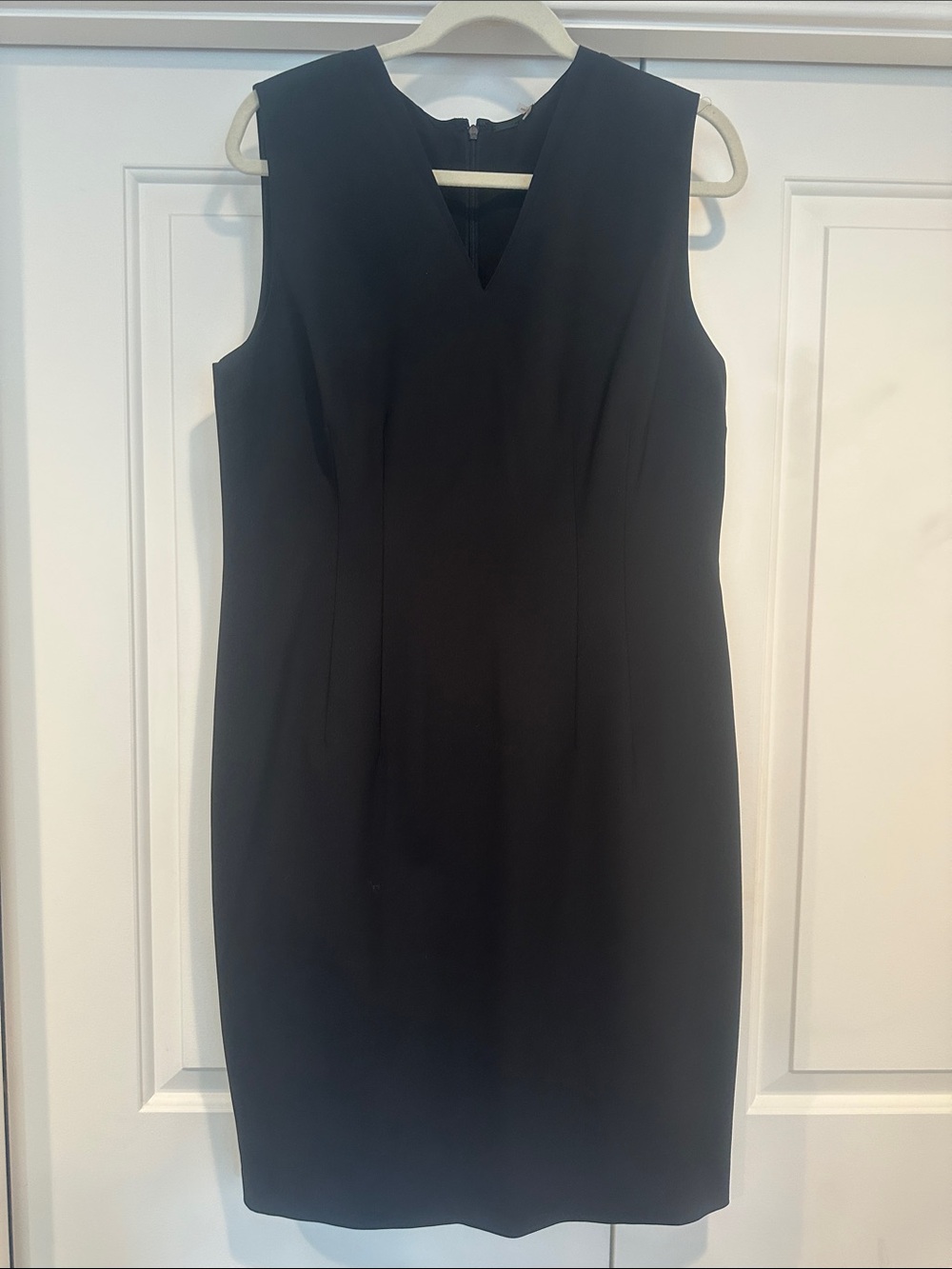 Elie Tahari Black Sleeveless V-Neck Midi Sheath Dress